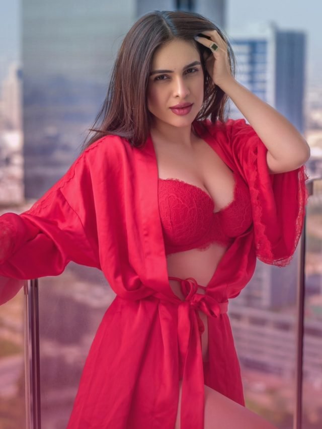 Neha Malik Hot Pictures: पिंक बिकिनी में नेहा मलिक बेहद हॉट लग रही हैं